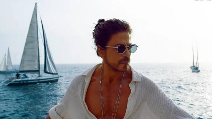 उमराह और वैष्णो देवी जाना – एक्टर इसी साल ‘डंकी’ की शूटिंग पूरी करने के बाद मक्का में उमराह के लिए गए थे. वहीं हाल ही में वैष्णो देवी में दर्शन करते हुए नजर आए. जिसके बाद फैंस एक्टर से काफी खुश नजर आ रहे हैं और उनकी तारीफ कर रहे हैं.