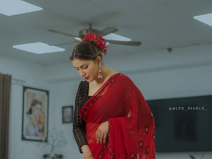 Sapna choudhary Saree Look: डान्सर सपना चौधरी तिच्या स्टायलिश स्टाईलसाठी ओळखली जाते. सपनाचा सुंदर लूक अनेकदा इंटरनेटवर व्हायरल होतो.