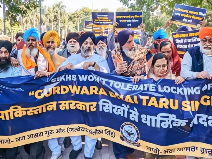 Delhi Sikhs hold protest against sealing of Gurudwara in Pakistan ANN Delhi: लाहौर में गुरुद्वारे पर ताला लगाने का विरोध, दिल्ली में सिखों का पाकिस्तान दूतावास के पास प्रदर्शन