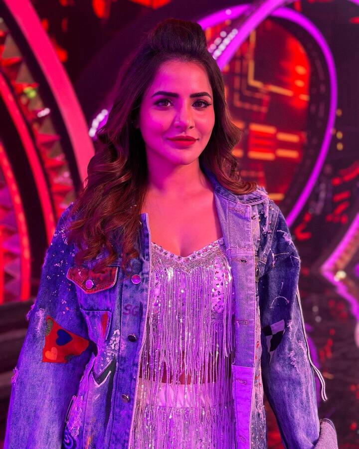 సోషల్ మీడియాలో జూనియర్ సమంత గా పేరు తెచ్చుకుంది అషురెడ్డి.