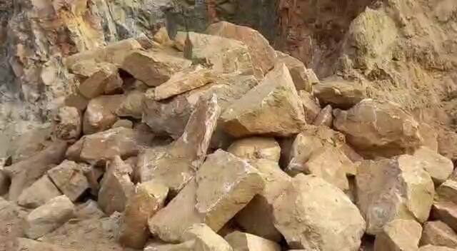 अवैध तरीके से पहाड़ को काटकर मुरम और पत्थर का खनिज माफियाओं द्वारा परिवहन किया जा रहा है.