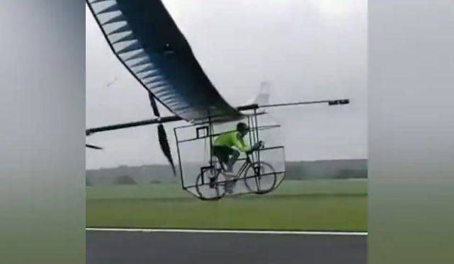 man trying to fly plane while riding a bicycle stuns internet watch viral video Viral Video: ਸਾਈਕਲ ਚਲਾ ਕੇ ਜਹਾਜ਼ ਉਡਾਉਣ ਦੀ ਕੋਸ਼ਿਸ਼ ਕਰ ਰਿਹਾ ਸੀ ਵਿਅਕਤੀ, ਵੀਡੀਓ ਦੇਖ ਕੇ ਹੈਰਾਨ ਰਹਿ ਗਏ ਲੋਕ