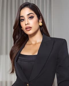 Janhvi Kapoor: प्रोफेशनल इवेंट करना है अटेंड, तो जाह्नवी कपूर का ये ब्लैक आउटफिट है एकदम परफेक्ट