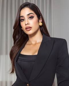 Janhvi Kapoor Photos: ऑल ब्लॅक... जान्हवी कपूरचा बॉसी लूक