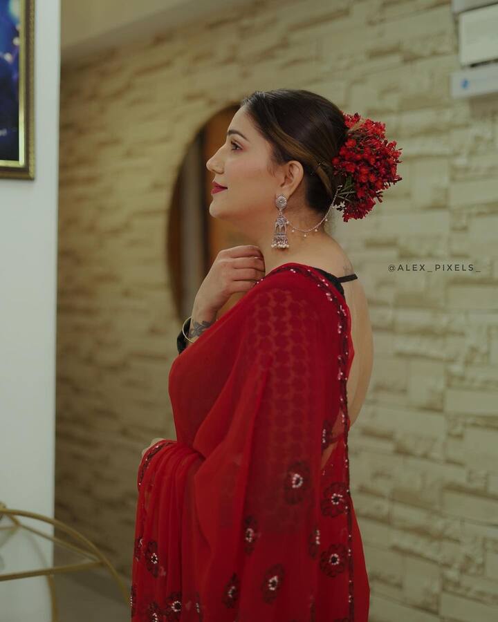 भिनेत्रीने लाल साडीसोबत फुल स्लीव्ह ब्लाउज घातला आहे.(photo:itssapnachoudhary/ig)