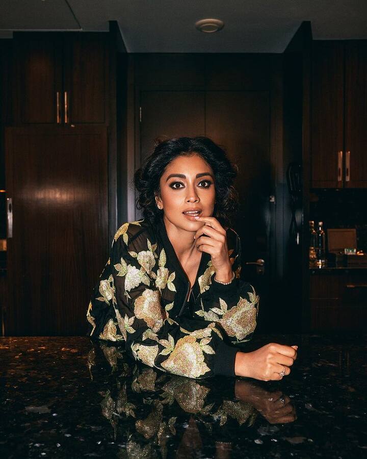 2001-ல் இஷ்டம் திரைப்படத்தில் நடித்து தெலுங்கு திரையில் அறிமுகமானார்