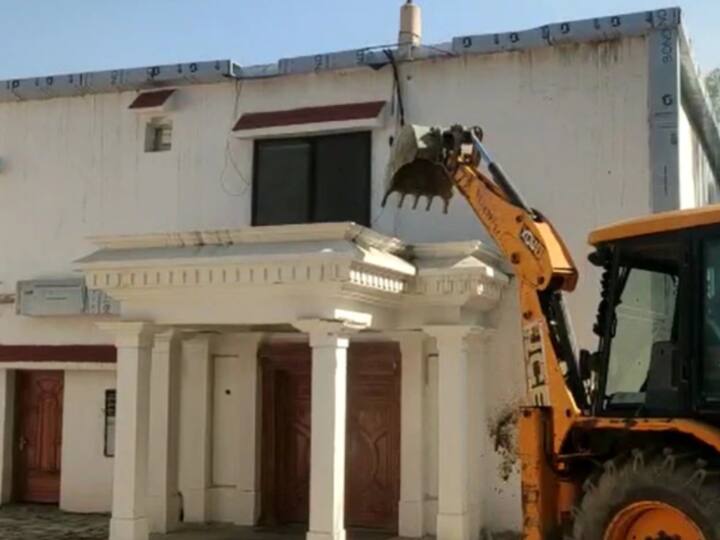 Barabanki Uttar Pradesh police action illegal construction land mafia house by bulldozer ANN Barabanki News: भूमाफिया के घर पर चला प्रशासन का बुलडोजर, 10 करोड़ रुपये की कीमत का मकान ढहाया