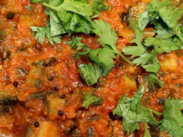 इसके बाद करेले को पतले- पतले स्लाइस में काट लें फिर भिगोए हुए करेले का अच्छे पानी निकाल लें. इसके बाद कटे हुए करेले के स्लाइस को अच्छे से प्लेट में निकाल लें.