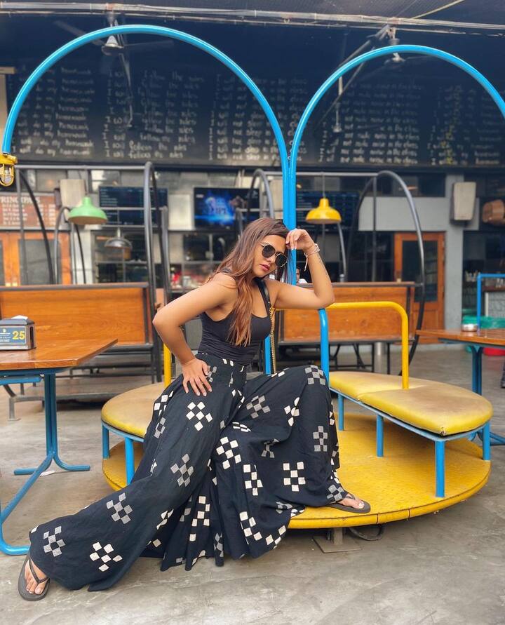 दलजीत कौर - बिग बॉस की एक्स कंटेस्टेंट और शालीन भनोट की एक्स वाइफ दलजीत ने शो के बारे में बात करते हुए कहा कि, शालीन इस वक्त सिंगल हैं तो उन्हें किसी के साथ भी रिश्ते में आना का पूरा हक है फिर चाहे वो टीना हो या कोई और हो...मुझे इससे कोई फर्क नहीं पड़ता.