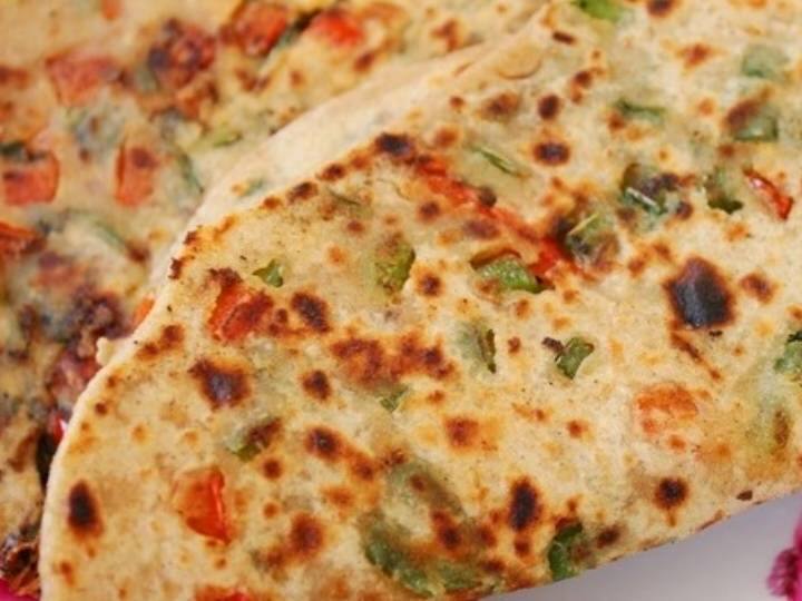 आपने कई तरह के पराठे खाएं होंगे. लेकिन क्या आपने लीक्विड आटे के पराठे खाए हैं क्या? आज हम आपको शानदार पराठा रेसिपी बताने जा रहे हैं. जो लिक्विड आटे या यूं कहे बैटर के यूज से तैयार की जाती है. जब आप पराठा खाएंगे तो स्वाद बिल्कुल गार्लिक ब्रेड की तरह लगेगा. क्योंकि इस रेसिपी में जितनी भी चीजें यूज कि जा रही है वह गार्लिक ब्रेड की तरह है.