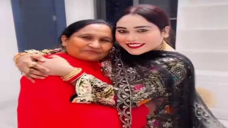 punjabi singer afsana khan shares adorable video with her mom says maa layi sab nu chadd deyo Afsana Khan: ਅਫਸਾਨਾ ਖਾਨ ਨੇ ਮਾਂ ਨੂੰ ਪਿਆਰ ਭਰੇ ਅੰਦਾਜ਼ ‘ਚ ਦਿੱਤੀ ਜਨਮਦਿਨ ਦੀ ਵਧਾਈ, ਮਾਂ ਨਾਲ ਵੀਡੀਓ ਸ਼ੇਅਰ ਕਰ ਕਹੀ ਇਹ ਗੱਲ