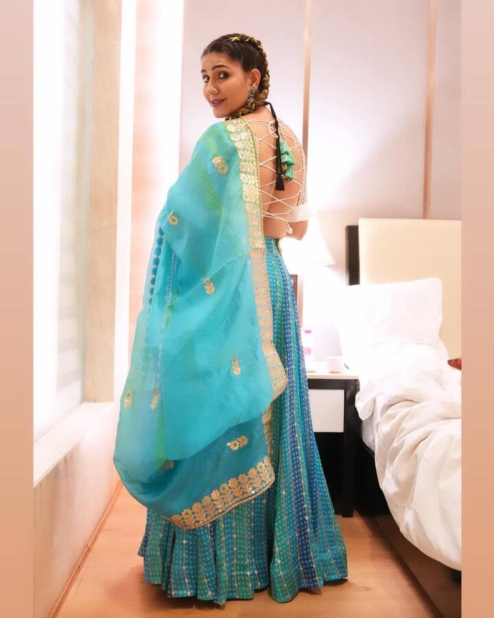 सपना तिच्या नृत्यासोबतच सुंदर लुकसाठी ओळखली जाते. (photo:itssapnachoudhary/ig)