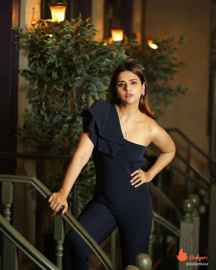 इसके अलावा जब उनसे पूछा गया कि, टीना और शालीन के प्यार सच्चा है या नहीं , तो एक्ट्रेस ने कहा कि, वो इसके बारे में कुछ नहीं जानती, क्योंकि वो इस वक्त बिग बॉस को फॉलो ही नहीं कर रही हैं.