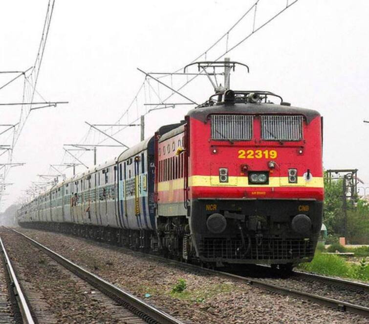 Trichy Express trains have been arranged to stop at Srirangam for 3 days TNN ஸ்ரீரங்கத்தில் எக்ஸ்பிரஸ் ரயில்கள் 3 நாட்கள் நின்று செல்ல ஏற்பாடு- தெற்கு ரயில்வே