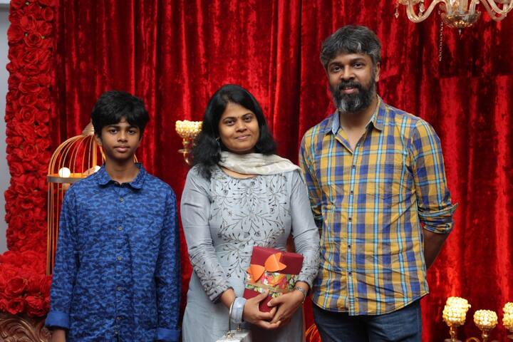 பாடலாசிரியர் மதன் கார்க்கி தனது குடும்பத்தினருடன் இந்த விழாவில் கலந்து கொண்டார்