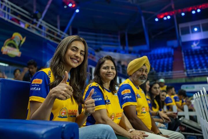 రకుల్ ప్రీత్ సింగ్ ‘ఫైన్ క్యాబ్ హైదరాబాద్ స్ట్రైకర్స్’ టీమ్ కు సహ యజమానిగా ఉంది.