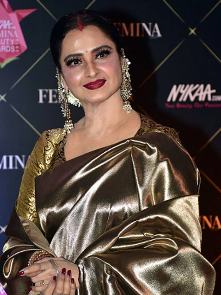 रेखा ने साल 1990 में मुकेश अग्रवाल से एक मंदिर में शादी रचाई थी. शादी के कुछ महीने बाद ही मुकेश ने सुसाइड कर लिया था, जिसके बाद रेखा ने दोबारा शादी तो नहीं की लेकिन उनके मांग में हमेशा सिंदूर और अपनी जिंदगी में खुश और हंसता देख उन्हें अक्सर ट्रोल होना पड़ता है. (फोटो क्रेडिट - गूगल)