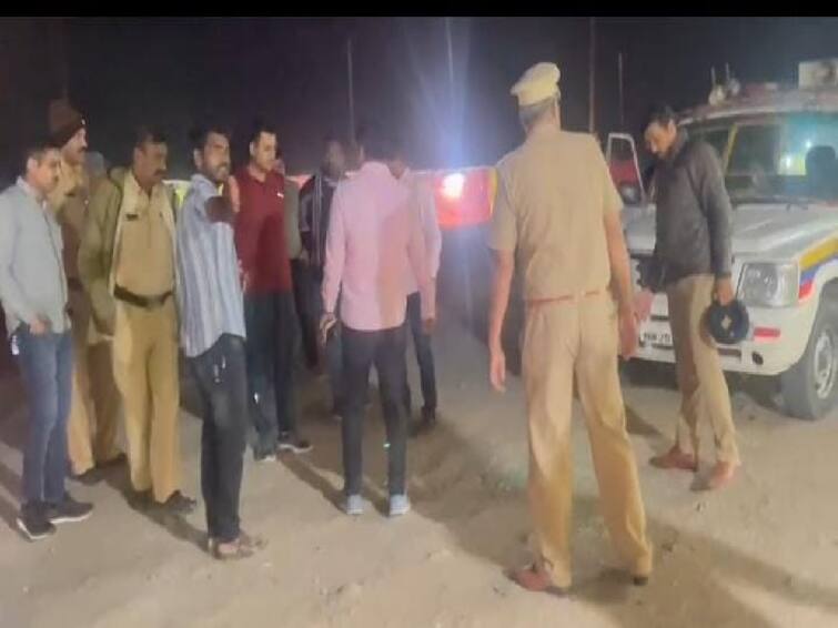 Crime News Firing towards trader sitting on roadside selling clothes in Aurangabad Maharashtra Marathi News मोठी बातमी! औरंगाबादमध्ये कपडे विक्री करण्यासाठी रस्त्याच्या कडेला बसलेल्या व्यापाऱ्याच्या दिशेने गोळीबार