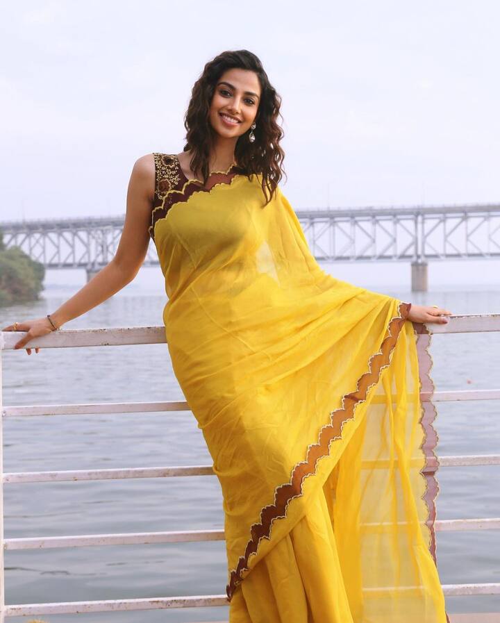 ఇచ్చట వాహనములు నిలపరాదు సినిమాతో తెలుగు తెరకి పరిచయమైంది మీనాక్షి చౌదరి. Image Credit: Meenakshi Chaudhary/Instagram
