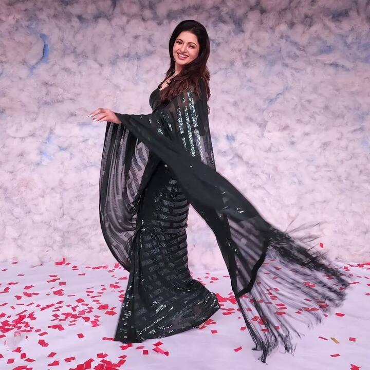 फैंस के साथ शेयर की गई हर तस्वीर में भाग्यश्री का स्टाइलिश और फिट अवतार नजर आता है.