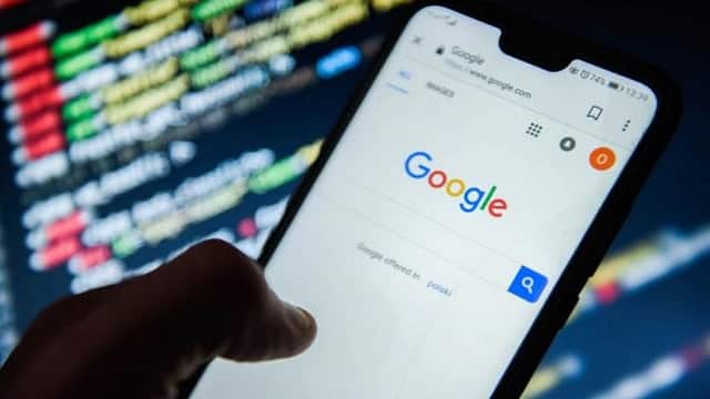 पाइरेटेड फिल्म :- अगर कोई नई मूवीज को पाइरेट करने काम करता है या आप इससे जुड़ी कोई भी चीज गूगल पर सर्च करते हैं तो आपको 3 साल तक की जेल हो सकती है. इसके अलावा, इस काम के लिए आपको 10 लाख रुपये का जुर्माना भी लग सकता है.