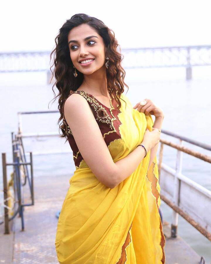 ఇటీవల విడుదలైన అడవి శేష్ హిట్ 2 సినిమాలో నటించింది. Image Credit: Meenakshi Chaudhary/Instagram