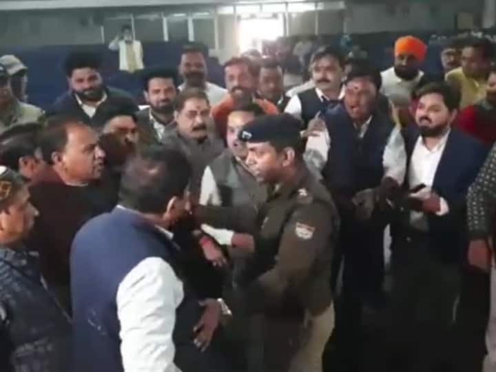 Haridwar Municipal Corporation board meeting Uttarakhand BJP councilor on dharna alleging mayor adjourned ANN Haridwar: हंगामे की भेंट चढ़ी नगर निगम की बोर्ड बैठक, धरने पर बैठे BJP पार्षद, मेयर पर लगाया आरोप