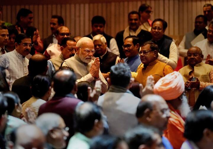 সেখানে প্রধানমন্ত্রী নরেন্দ্র মোদিকে দেখে হাততালি দিয়ে স্বাগত জানানো হয়। তাঁকে সংবর্ধনাও জানানো হয়।