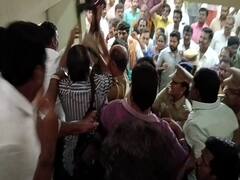 பழனி கோயிலில் ஆக்கிரமிப்பு அகற்றத்தின்போது அதிகாரிகளுக்கும் ஆக்கிரமிப்பாளர்களுக்கும் இடையே கடும் வாக்குவாதம்