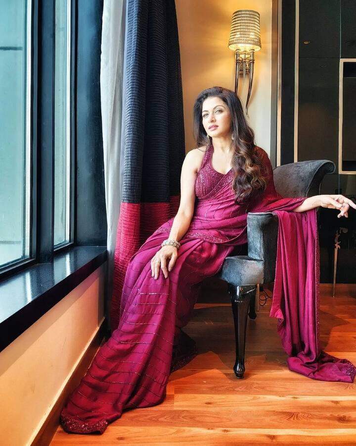 90 के दशक की फेमस हीरोइन रह चुकीं भाग्यश्री भले ही अब फिल्मों में कम नजर आती हो, लेकिन एक्ट्रेस सोशल मीडिया पर काफी एक्टिव हैं.