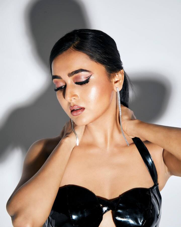 तेजस्वी या वेळी लेदर फिनिश्ड साईड कट ब्लॅक रंगाच्या ड्रेस मध्ये दिसली. (फोटो सौजन्य:tejasswiprakash/इंस्टाग्राम)