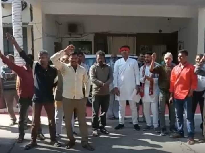 Mahoba farmers raised slogans outside DM office give water or hang them ban on pond UP ANN Mahoba: महोबा में DM ऑफिस के बाहर किसानों का प्रदर्शन, कहा- 'पानी दो या फांसी दो'