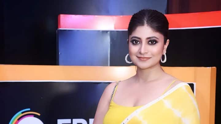 পরিচালক নির্ঝর মিত্রর নতুন এই ওয়েব সিরিজ মুক্তির দিন নিয়ে এখনও চূড়ান্ত সিদ্ধান্ত হয়নি। এই সিরিজে অঙ্কুশের চরিত্রের নাম কেষ্ট, অন্যদিকে সন্দীপ্তার চরিত্রের নাম চুমকি।
