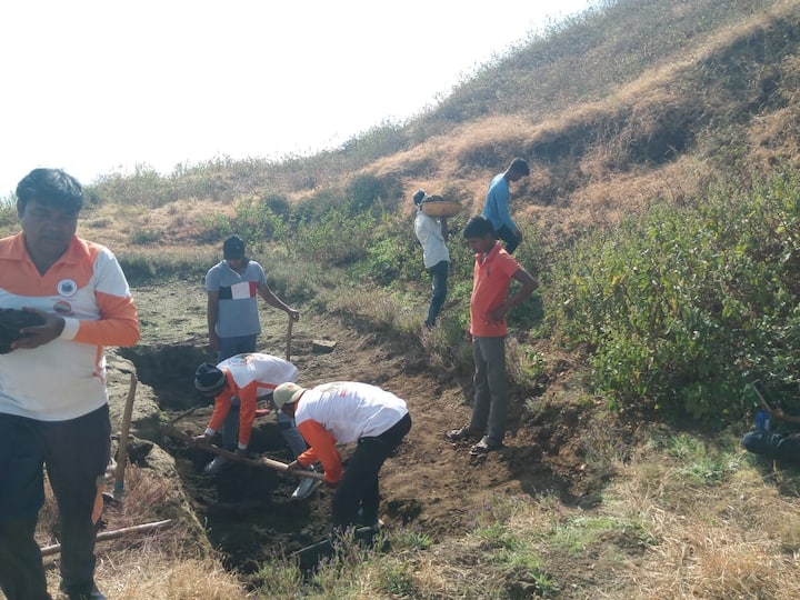 श्रमदानातून दुर्गसंवर्धकांनी किल्ल्याच्या पूर्वेस असलेल्या बुजलेल्या भग्न वाड्याचे अस्ताव्यस्त पडलेले दगड रचून, पुरातन वाड्याला झुडपातून मुक्त केले. तसेच पूर्ण बुजलेल्या टाक्यातून अभ्यासपूर्णपणे साडेचार फूट गाळ काढला
