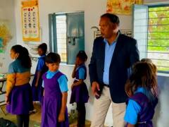 छत्तीसगढ़: कूड़ा बीनने वाले हाथों में किताबें! घुमंतू बच्चों का भविष्य संवार रहे इस जिले के कलेक्टर, सीएम बघेल ने भी की तारीफ