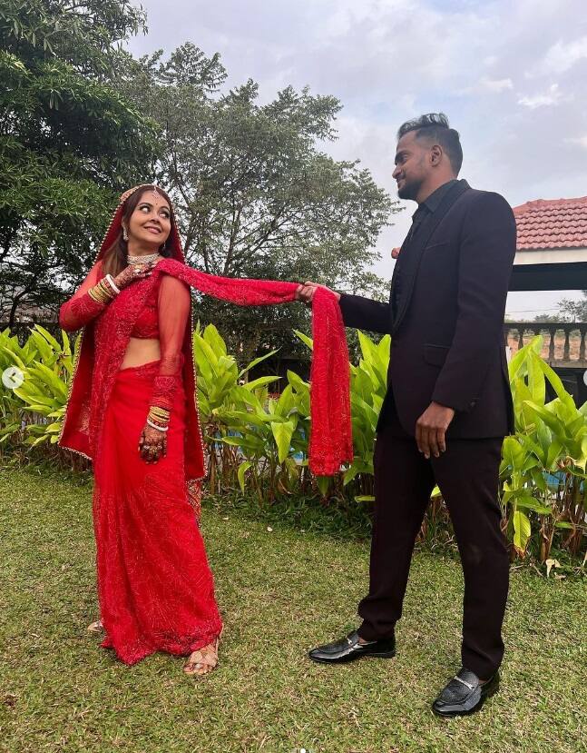 পাশাপাশি বিয়ের সাজেও দেবলীনাকে দেখা যায় বিশাল সিংহের সঙ্গে। তাই বিশাল নাকি অন্য কাউকে বিয়ে করেছেন তিনি, তা নিয়ে সংশয় দেখা দেয় নেটিজেনদের মধ্যে।
