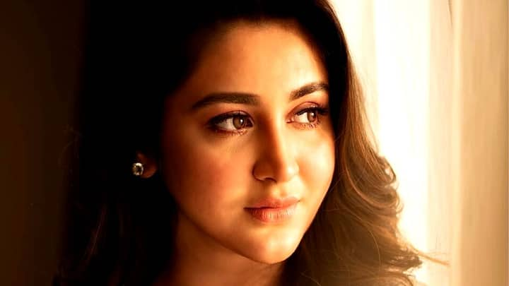 Oindrila Ankush: সদ্য মুক্তি পেয়েছে এই ছবির পোস্টার। সেখানে দেখা গিয়েছে ঐন্দ্রিলা, সৌরভ ও সাহেবকে। সদ্য একগুচ্ছ নতুন ছবি ও সিনেমার ঘোষণা করেছে জিফাইভ। তার মধ্যে 'শ্বেতকালী' অন্যতম।