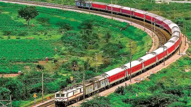 এ ছাড়াও কনফার্ম টিকিট বুক করার জন্য তৎকাল বুকিং পরিষেবাও পাবেন রেলওয়ের পরিষেবার মাধ্যমে। বর্তমানে ভারতীয় রেলওয়ে যাত্রীদের জন্য একটি সার্কুলার টিকিটের সুবিধাও দিচ্ছে। এর সাহায্যে আপনি একই রুটের অনেক জায়গায় ভ্রমণ করতে পারবেন।