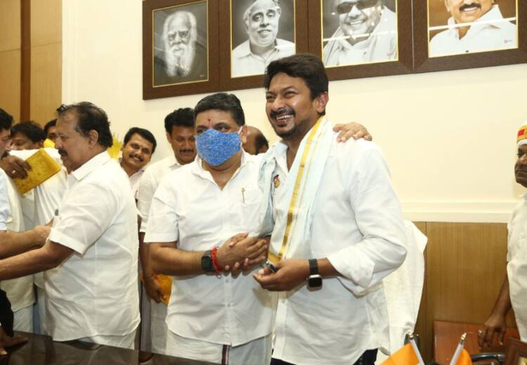 Tamil Nadu Politics CM Stalin's son Udhayanidhi takes oath as Minister, debate on 'Suryodaya' vs 'Putrodaya' Tamil Nadu Politics: सीएम स्टालिन के बेटे उदयनिधि ने ली मंत्री पद की शपथ, सूर्योदय' बनाम 'पुत्रोदय' पर बहस छिड़ी