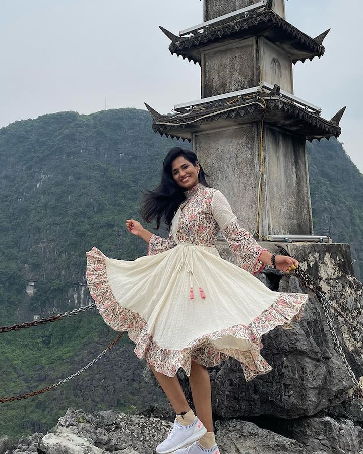 ‘டம்மி டப்பாசு' எனும் தமிழ் படத்தில் நடிகையாக அறிமுகமானர்