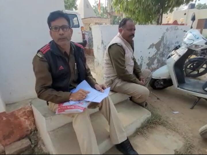 Ghazipur District Jail Uttar Pradesh prison guards on dharna accuses administration superintendent of corruption ANN Ghazipur News: गाजीपुर जिला जेल के अंदर चल रहा है ये खेल? धरने पर बैठे बंदी रक्षकों का आरोप