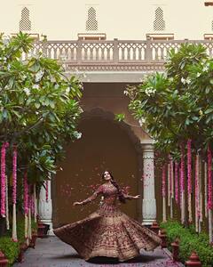 Janhvi Kapoor Photos: 'इन आंखों की मस्ती के मस्ताने हज़ारों हैं..', जाह्नवी कपूर की ये पिक्स देख आपको रेखा ना याद आ जाएं तो कहना!