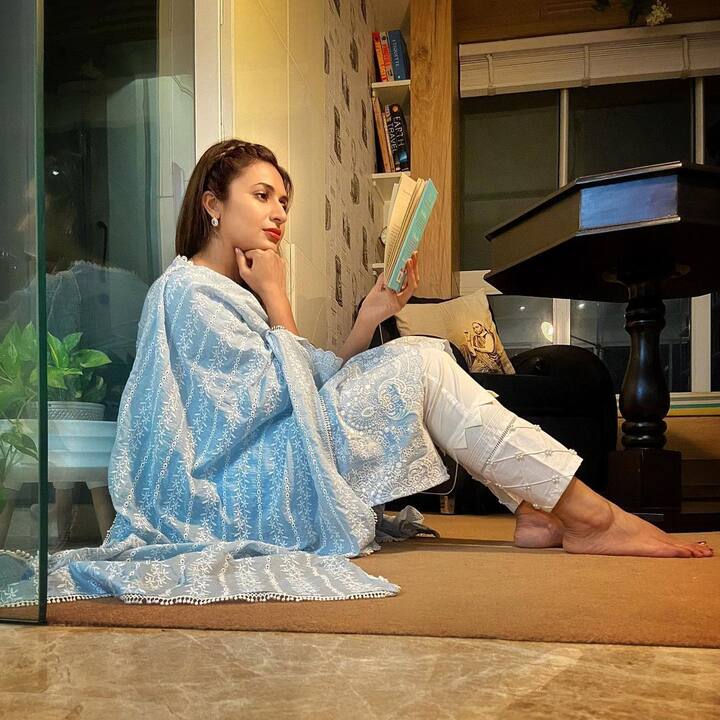 दिव्यांका को किताबें पढ़ने का काफी शौक है. इसलिए उनके घर में आपको एक छोटी सी लाइब्रेरी भी देखने को मिलेगी.