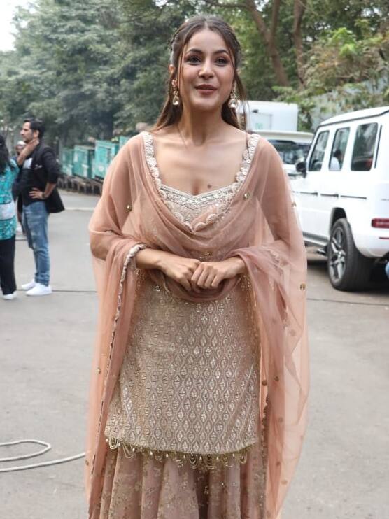 इंडियन आइडल सीजन 13 के सेट पर शहनाज गिल