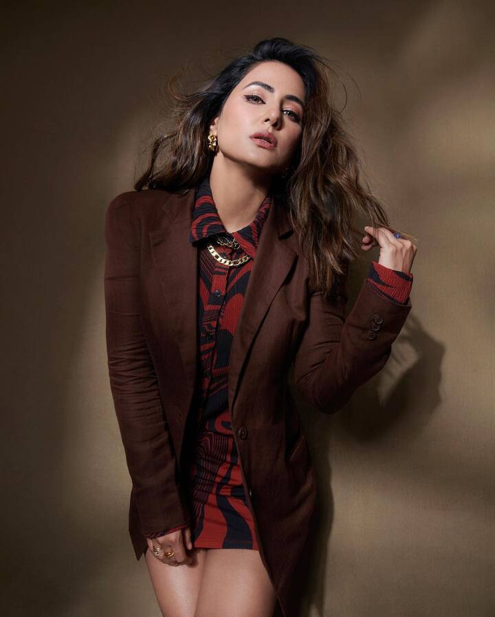 इथे तिने न्यूड स्मोकी मेकअप केला आहे. या लूकमध्ये हिना खूपच सुंदर आणि हॉट दिसत आहे.(फोटो सौजन्य :realhinakhan/इंस्टाग्राम)