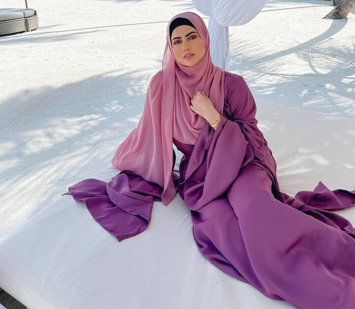 सना जब अगली सुबह उठीं, तो उनका बर्थडे था. उन्होंने पहले से बहुत सारे स्कार्फ खरीदे थे. उसे सना ने बांधा और खुद से वादा किया कि कभी इसे नहीं हटाएंगी.