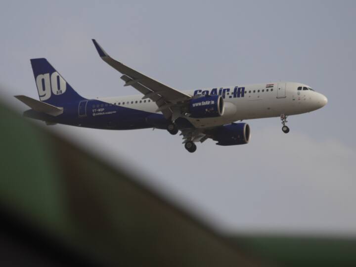 GoAir Mumbai Goa flight returns due to cabin pressurization issue Mumbai: गोएयर की मुंबई-गोवा फ्लाइट तकनीकी खराबी की वजह से लौटी, केबिन में प्रेशर की आई समस्या