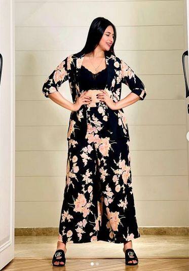 ਦਿਵਯੰਕਾ ਤ੍ਰਿਪਾਠੀ ਦਾ ਜਨਮ 14 ਦਸੰਬਰ 1984 ਨੂੰ ਭੋਪਾਲ, ਮੱਧ ਪ੍ਰਦੇਸ਼ ਵਿੱਚ ਹੋਇਆ ਸੀ। ਉਹ ਬਹੁਤ ਪੜ੍ਹੇ-ਲਿਖੇ ਪਰਿਵਾਰ ਨਾਲ ਸਬੰਧ ਰੱਖਦੀ ਹੈ। ਦਿਵਯੰਕਾ ਦੇ ਪਿਤਾ ਨਰਿੰਦਰ ਤ੍ਰਿਪਾਠੀ ਫਾਰਮਾਸਿਸਟ ਹਨ ਅਤੇ ਮਾਂ ਨੀਲਮ ਤ੍ਰਿਪਾਠੀ ਆਰਟ ਅਕੈਡਮੀ ਦੀ ਮਾਲਕਣ ਹੈ।