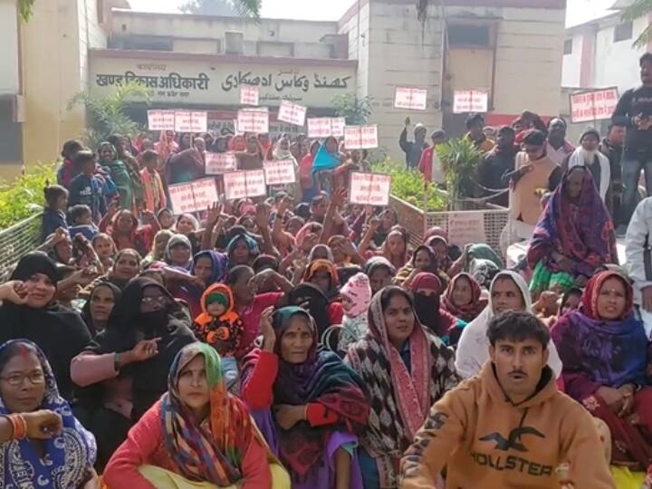 Sant Kabir Nagar News Panchayat members sitting on strike against BJP MLA Ankur Raj Tiwari ANN Sant Kabir Nagar News: संत कबीर नगर में बीजेपी विधायक के खिलाफ धरने पर बैठे पंचायत सदस्य, जानें- क्या है वजह?