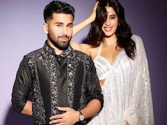 भरी महफिल में ओरहान अवात्रामणि का हाथ थामे मीडिया को पोज देने लगीं जाह्नवी कपूर, तस्वीरें जमकर हो रहीं वायरल